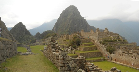 Machu Picchu, Sicht von der grossen Terrasse neben dem Zentralplatz zu den beiden Hausbergen Huchuypicchu und Huaynapicchu, Arbeitshuser, Spiegeltempel und die grosse Mauer, Panoramafoto