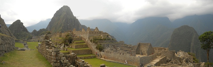 Machu Picchu, Sicht von der grossen Terrasse neben dem Zentralplatz zu den beiden Hausbergen Huchuypicchu und Huaynapicchu, Arbeitshuser, Spiegeltempel und die grosse Mauer und den Putucusi-Berg, Panoramafoto