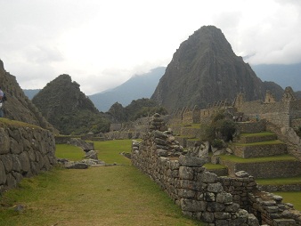 Machu Picchu, Sicht von der grossen Terrasse neben dem Zentralplatz zu den beiden Hausbergen Huchuypicchu und Huaynapicchu