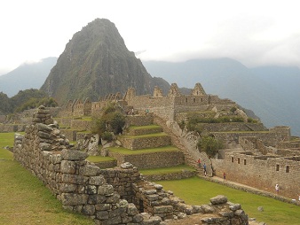 Machu Picchu, Sicht von der grossen Terrasse
                    neben dem Zentralplatz zum Hausberg Huaynapicchu,
                    Arbeitsh�user, Spiegeltempel und die grosse Mauer