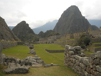 Machu Picchu: Sicht vom Eingang des
                    Zentralplatz �ber den Zentralplatz hinweg auf die
                    beiden Hausberge Huchuypicchu und Huaynapicchu