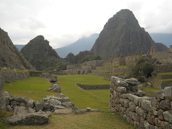 Machu Picchu: Sicht vom Eingang des Zentralplatz ber den Zentralplatz hinweg auf die beiden Hausberge Huchuypicchu und Huaynapicchu