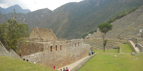 Machu Picchu: Sicht von der oberen Plattform auf die grosse Mauer mit dem Zentralplatz