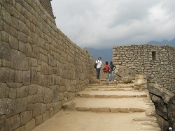 Machu Picchu, die Tour geht der Seitenmauer entlang, mit einigen Stufen 02
