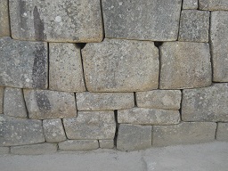 Machu Picchu, grosse Seitenmauer, Nahaufnahmen 11 mit Lchern