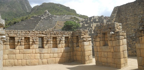 Machu Picchu, Spiegeltempel oder M�rsertempel, Mauern mit Nischen mit dem Landwirtschaftsbereich im Hintergrund, Panoramafoto