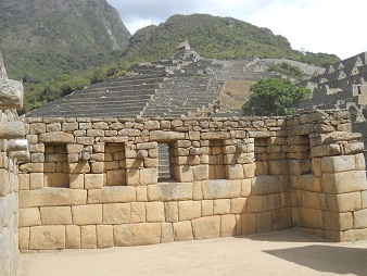 Machu Picchu, Spiegel- oder M�rsertempel, Mauern mit Nischen 03