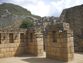 Machu Picchu, Spiegel- oder M�rsertempel, Mauern mit Nischen 05