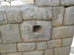 Machu Picchu, Spiegeltempel oder M�rsertempel, L�cher in der Mauer beim Ausgang, Nahaufnahme 01