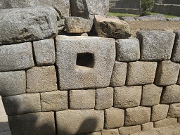 Machu Picchu, Spiegeltempel oder M�rsertempel, L�cher in der Mauer beim Ausgang, Nahaufnahme 02