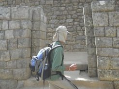 Tourist mit einem Rundum-Sonnenschutz am Kopf