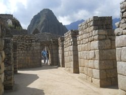 Machu Picchu, die Mauern vom Spiegeltempel oder M�rsertempel - und im Hintergrund der Hausberg Huaynapicchu