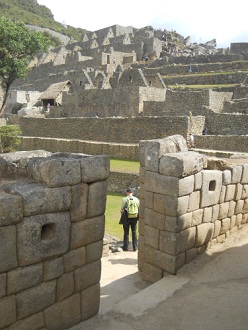 Machu Picchu, Spiegeltempel oder M�rsertempel, L�cher in der Mauer beim Ausgang