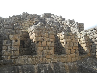 Machu Picchu: Gef�ngnisr�ume mit Nischen und quadratischen L�chern 01