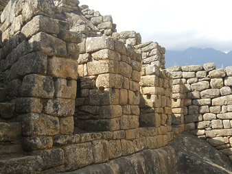 Machu Picchu: Gefängnisräume mit Nischen und quadratischen Löchern 1 02 Machu Picchu: Gefängnisräume mit Nischen und quadratischen Löchern 1 02