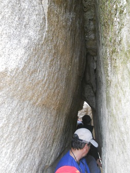 Machu Picchu: Gef�ngnis in Form eines Adlers,
                    der Eingang 01