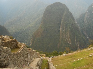 Machu Picchu: Der Spaziergang vom Adlertempel zum Zeremonialstein - viele lange Treppen 2, - im Hintergrund der Putucusi-Berg