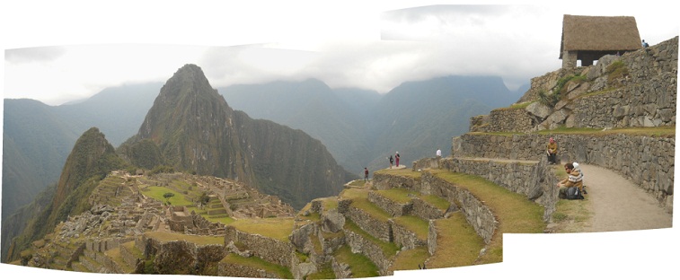 Vista a Machu Picchu con templos, pirmide del                    sol, plaza central y los miradores Huchuypicchu y                    Huaynapicchu y con la casa arriba