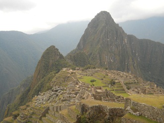 Sicht auf Machu Picchu mit den Tempeln, mit der
            Pyramide, dem Zentralplatz und den Hausbergen Huchuypicchu
            und Huaynapicchu
