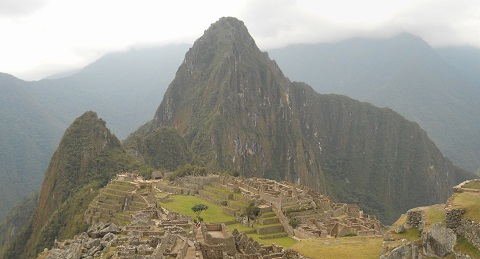 Sicht auf Machu Picchu mit den Tempeln, mit der
                    Pyramide, dem Zentralplatz und den Hausbergen
                    Huchuypicchu und Huaynapicchu