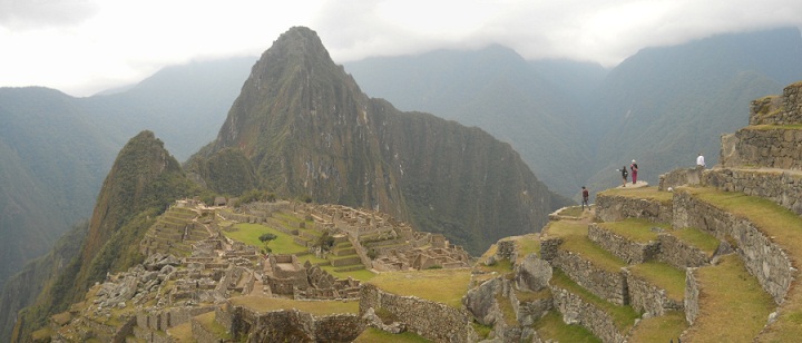 Sicht auf Machu Picchu mit den Tempeln, mit der
                    Pyramide, dem Zentralplatz und den Hausbergen
                    Huchuypicchu und Huaynapicchu und noch ein paar
                    Terrassen