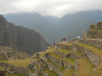 Sicht auf Machu Picchu mit dem Hausberg Huaynapicchu und noch ein paar Terrassen