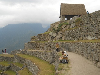 Machu Picchu, hoher Landwirtschaftssektor:
Das Häuschen oben mit dem Spazierweg und den
Terrassen Machu Picchu, hoher Landwirtschaftssektor: Das
Häuschen oben mit dem Spazierweg und den Terrassen