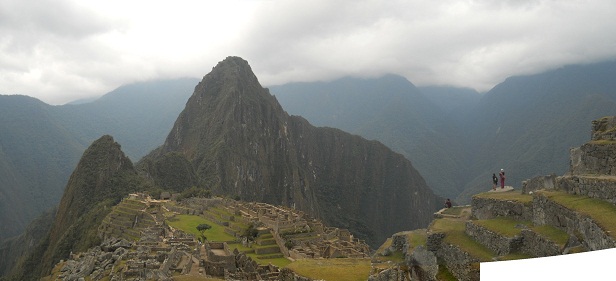 Machu Picchu, Aussicht von der hohen
                    Landwirtschaftszone auf die Hausberge von Machu
                    Picchu, Panoramafoto