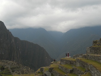 Machu Picchu, Aussicht von der hohen Landwirtschaftszone auf die Hausberge von Machu Picchu 3