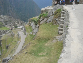 Machu Picchu, hohe Landwirtschaftszone, Treppe
                    in die Mauer eingelassen