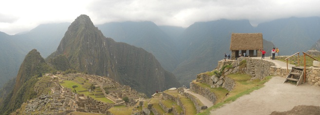 Machu Picchu, Sicht vom hohen
                    Landwirtschaftssektor mit dem kleinen Huschen oben,
                    Panoramafoto