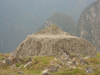 Machu Picchu,
der Zeremonialstein auf einem Feld, Sicht auf die
Spitze 03 Machu Picchu, der Zeremonialstein auf einem
Feld, Sicht auf die Spitze 03