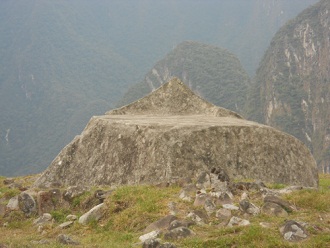 Machu Picchu, der Zeremonialstein auf einem Feld, Sicht auf die Spitze 03