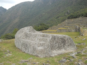 Machu Picchu, der Zeremonialstein, Halbseitenansicht mit einer eingehauenen Treppe