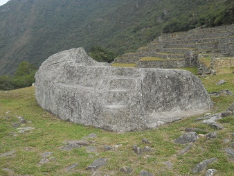 Machu Picchu, der Zeremonialstein, Halbseitenansicht
            mit einer eingehauenen Treppe, Nahaufnahme