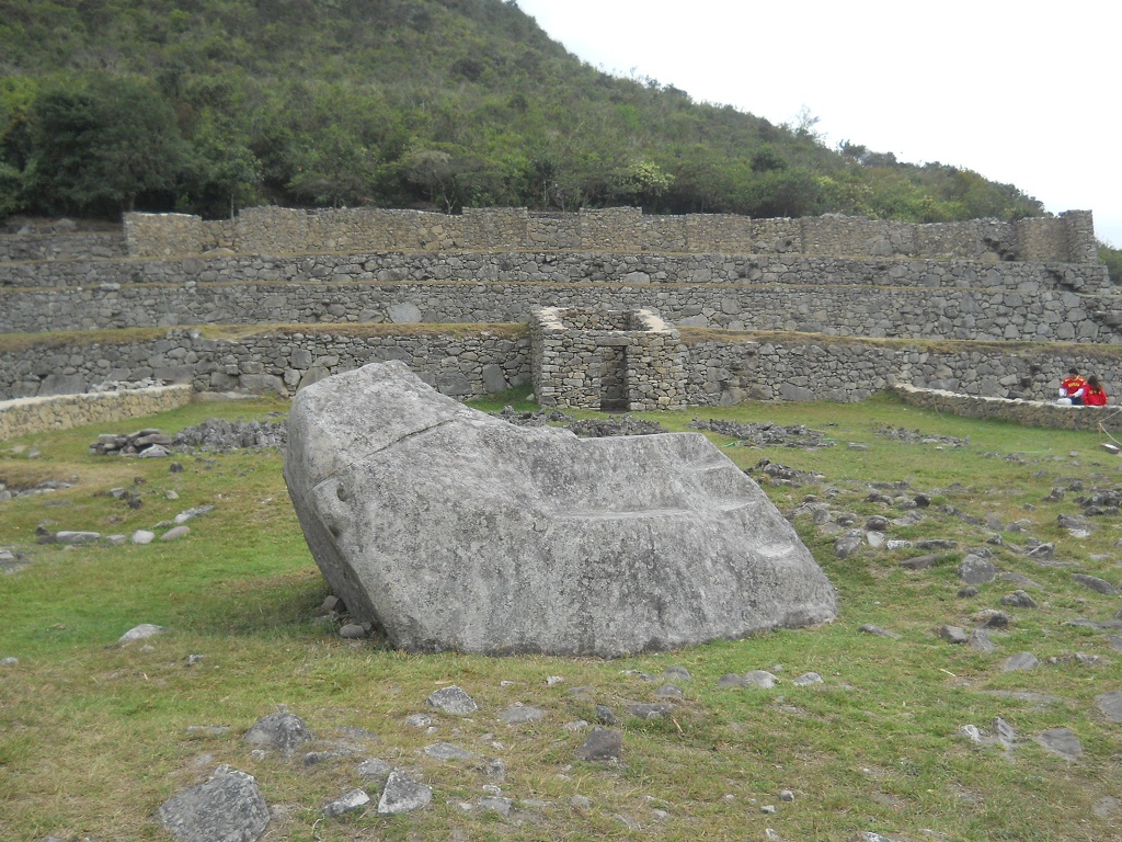 Machu Picchu, der Zeremonialstein,
                    Seitenansicht mit einer eingehauenen Treppe