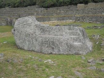 Machu Picchu, der Zeremonialstein in der hohen Landwirtschaftszone, Seitenansicht Nahaufnahme