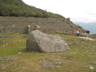 Machu Picchu, der Zeremonialstein in der hohen
                    Landwirtschaftszone, Sicht von schrg hinten
