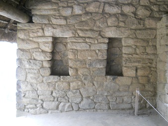 Machu Picchu, das H�uschen in der hohen
                    Landwirtschaftszone, Nischen in den Seitenw�nden 02
