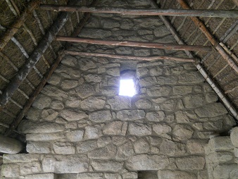 Machu Picchu, das H�uschen in der hohen
                    Landwirtschaftszone, die Innenseite der einen
                    Giebelmauer 02