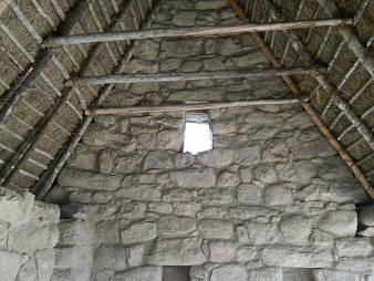 Machu Picchu, das H�uschen in der hohen
                    Landwirtschaftszone, die Innenseite der anderen
                    Giebelmauer 04
