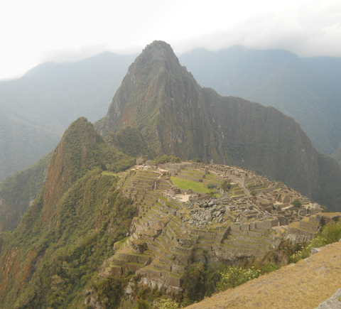 Sicht auf Machu Picchu mit den Hausbergen
                    Huchuypicchu (klein) und Huaynapicchu (gross),
                    Panoramafoto