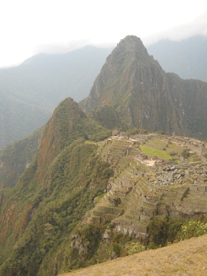 Sicht auf Machu Picchu mit den Hausbergen
                    Huchuypicchu (klein) und Huaynapicchu (gross)