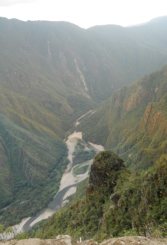 Machu Picchu, Spaziergang zur Inkabr�cke, Sicht
                    ins Urubambatal