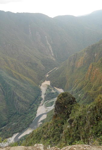 Machu Picchu, Spaziergang zur Inkabrcke, Sicht
                    ins Urubambatal