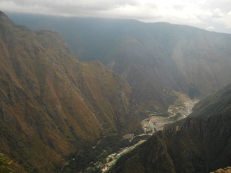 Machu Picchu, der Spaziergang zur Inkabrcke,
                    Sicht ins Urubambatal
