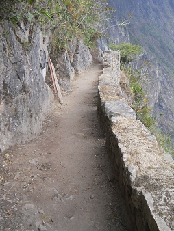 Machu Picchu, Spaziergang zur Inkabrcke mit
                    Schutzmauer