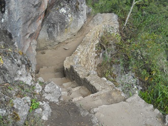 Machu Picchu, Spaziergang zur Inkabrcke, nun
                    geht pltzlich abwrts 01