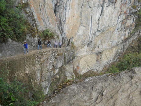 Machu Picchu, der Spaziergang zur Inkabr�cke,
                    Sicht auf die Inkabr�cke 01