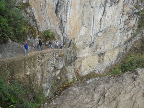 Machu Picchu, der Spaziergang zur Inkabrcke,
                    Sicht auf die Inkabrcke 01